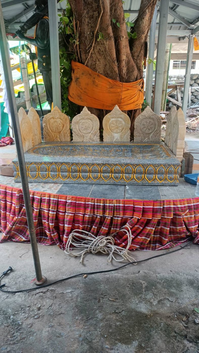 งานแกะสลักหิน แกรนิตดำไทย รอยพระพุทธบาท
