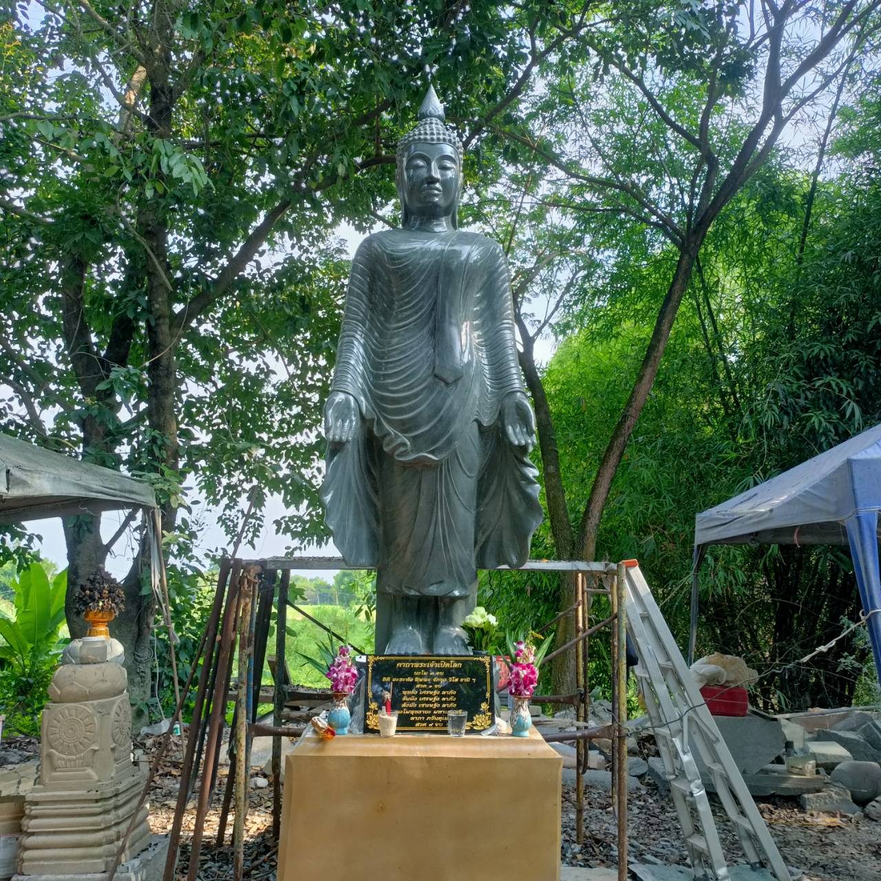 งานแกะสลักหินแกรนิตดำไทย องค์พระปางเปิดโลก